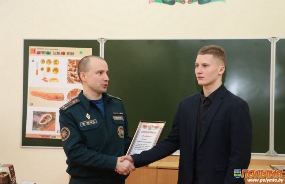 Начальник Кореличского РОЧС Денис Стодольник наградил школьников, спасших тонущего мужчину