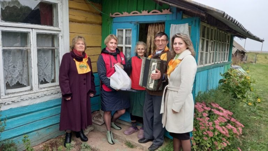 Ко Дню пожилых людей сотрудники и посетители ЦСОН Кореличского района поздравили на дому одиноких граждан и инвалидов пожилого возраста