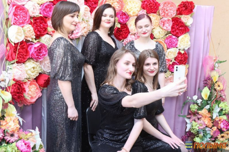 Женщинам Кореличского района подарили праздничный концерт «Весна, цветы и комплименты!»