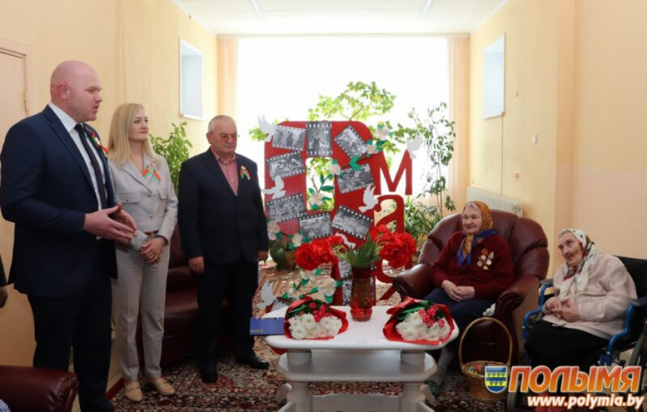 Председатель Кореличского райисполкома Андрей Гордей вручил материальную помощь ко Дню Победы