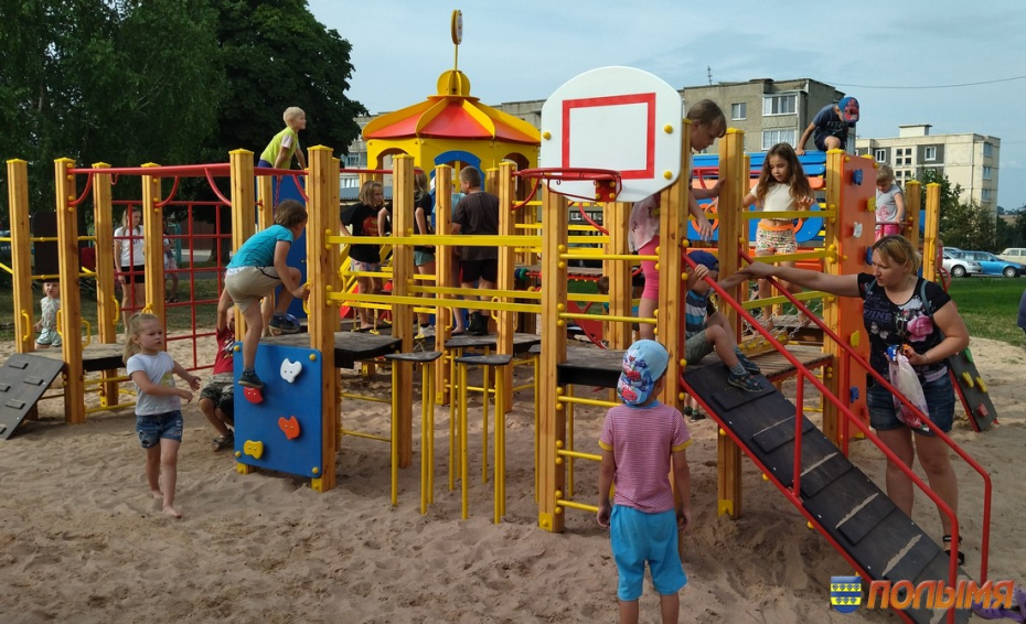 В Кореличах на улице Гастелло открылась детская игровая площадка